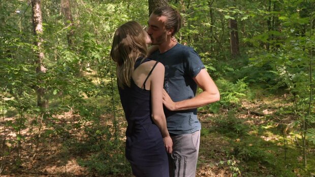 Aan De Rol Met Een Geile Snollebol - DVD - Nederlandstalige Pornofilm