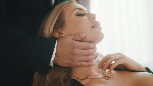 TRENCHCOATx - The Female Of The Species - Porna