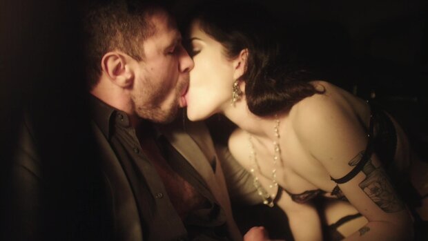 TRENCHCOATx - The Female Of The Species - Porna